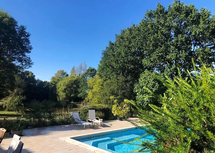 Дом отдыха Maison Charmante Avec Piscine Privee A Saint-georges-de-pointindouxc *